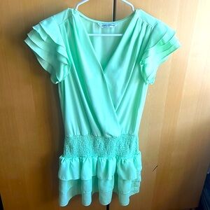 The color on the photo doesn’t justify beautiful green mint color of the dress.